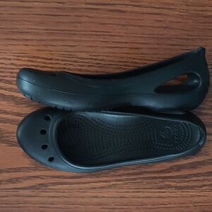Women's size 6 black crocs flat